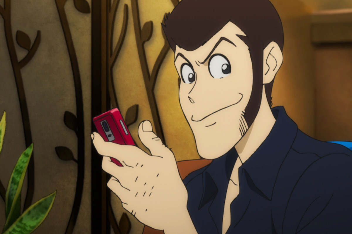 Un'insolita immagine di Lupin alle prese con uno smartphone