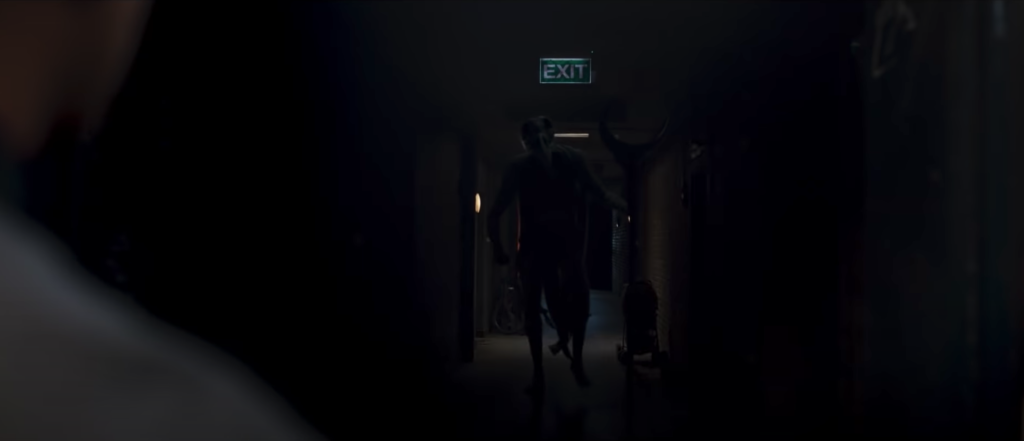 Khonshu cammina verso Steven Grant nel trailer di Moon Knight