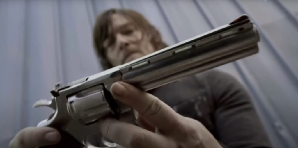 Il frame del trailer di The Walking Dead 11 - Parte 3, Daryl (Norman Reedus) impugna la pistola di Rick Grimes (Andrew Lincoln) | Credits: AMC