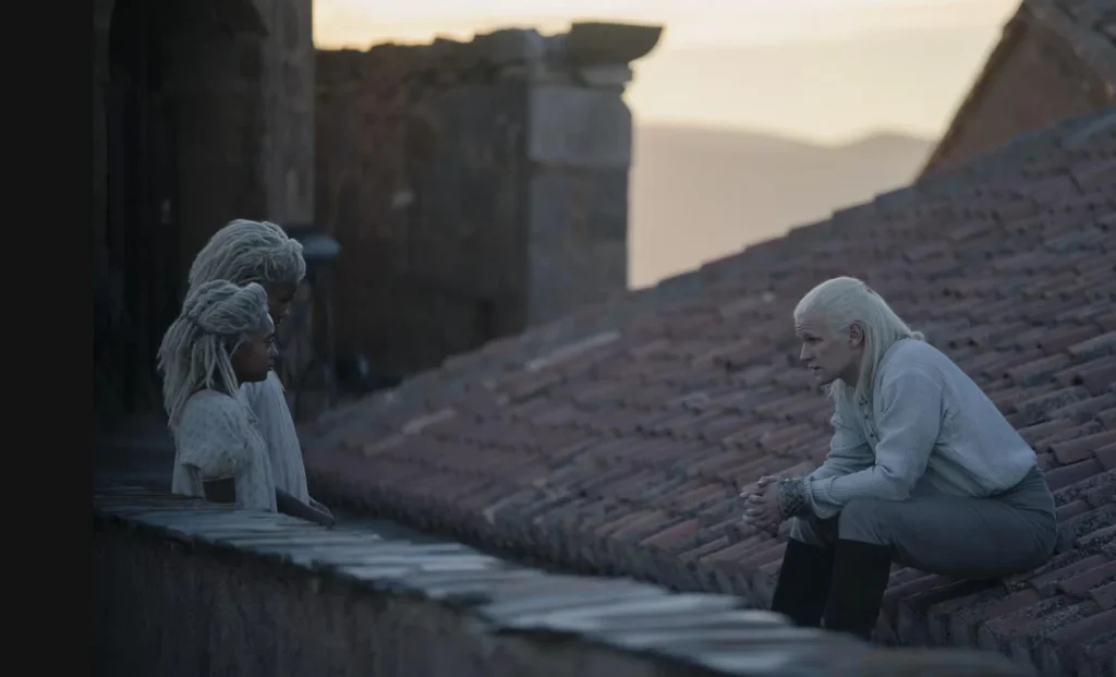 Daemon Targaryen con Baela e Rhaena in House of the Dragon 1x06 | Foto: HBO