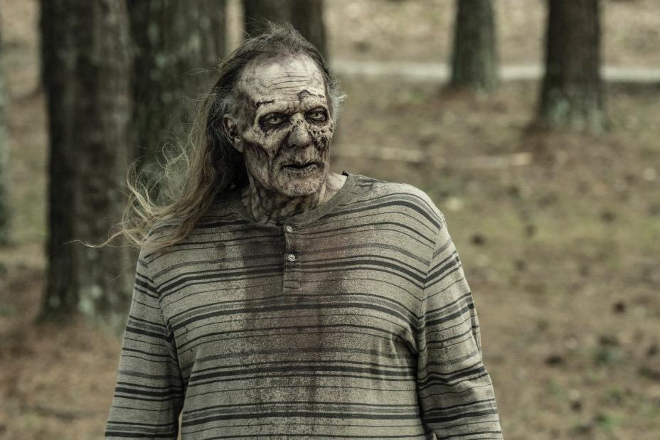 Greg Nicotero truccato da zombie in TWD 11x24 - Riposa in Pace | Foto: AMC Studios
